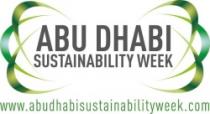 العلامة عبارة عن كلمة ABU DHABIتحتها كلمتي SUSTAINABILITY WEEK باللغة الإنجليزية باللون الأسود جميعهم بين أقواس متداخلة بطريقة مميزة باللون الأخضر المتدرج تحتهم الموقع www.abudhabisustainabilityweek.com باللغة الإنجليزية باللون الأخضر