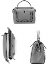شكل ثلاثي الابعاد لحقيبة يد مزينة من الأمام بنمط جلدي مميز على شكل درزات متتالية