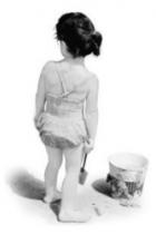 صورة خلفية لطفلة ترتدي لباس الاصطياف بدون حذاء
