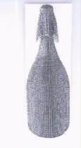 رسم زجاجة مضلعة ثلاثية الابعاد وذات غطاء ناقوسي