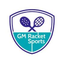 2 raquetas, una que simboliza tenis y otra que simboliza pádel/tenis playa (como 3 de los 4 deportes quegestionamos en la empresa, junto a pickleball). Además, aparecen las letras de mi empresa GM Racket Sports, el escudo que lo cubre todo y 2 de los colores identificativos de la empresa.