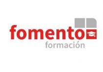 La palabra fomento en rojo, y formación en gris. Cuadrados rodeando la O de fomento con cuadrado en rojo y logotipo de gorro de estudiante.