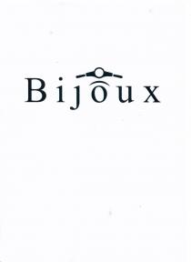 Scritta Bijoux in stampatello minuscolo con iniziale maiuscola con carattere tipo Times New Roman la cui lettera o è sovrastata Scritta Bijoux in stampatello minuscolo con iniziale maiuscola con carattere tipo Times New Roman la cui lettera o è sovrastata da un manubrio di uno scooter ed un arco che simulano un scooter stilizzato visto frontalmente. Scritta Bijoux in stampatello minuscolo con iniziale maiuscola con carattere tipo Times New Roman la cui lettera o è sovrastata