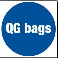 QG BAGS scritto in colore bianco, all interno di un cerchio blu QG BAGS scritto in colore bianco, all interno di un cerchio blu QG BAGS scritto in colore bianco, all interno di un cerchio blu