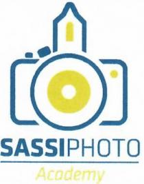 logo SASSI PHOTO ACADEMY si compone di una parte figurativa ed una parte verbale. La parte verbale è costituita logo SASSI PHOTO ACADEMY si compone di una parte figurativa ed una parte verbale. La parte verbale è costituita dalle diciture SASSI PHOTO nel colore BLU PANTONE 289 C e Academy nel colore GIALLO LIME PANTONE 389 C. La parte figurativa è composta da una macchina fotografica stilizzata nel colore BLU PANTONE 289 C il cui flash riprende la forma del campanile del Duomo di Matera. La parte interna dell obiettivo, la luce del flash e la spia led sono nel colore GIALLO LIME PANTONE 389 C. Completa la parte figurativa una linea orizzontale che divide le due diciture della parte verbale nel colore BLU PANTONE 289 C. Il marchio potrà essere utilizzato anche in tutte le varianti di colore possibili e in qualsiasi tipo di carattere e font. Il logo SASSI PHOTO ACADEMY si compone di una parte figurativa ed una parte verbale. La parte verbale è costituita