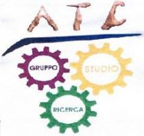 GSR ATC - L immagine si sviluppa su tre livelli. Il livello più alto è costituito da immagini di mani, color GSR ATC - L immagine si sviluppa su tre livelli. livello più alto è costituito da immagini di mani, color pesca, che compongono la scritta ATC a lettere maiuscole. Il secondo livello, sotto la scritta ATC, è costituito da una figura geometrica dai bordi arrotondati che presenta una porzione iniziale ascendente, blu notte, ed una porzione centrale e finale orizzontale, che sfuma verso il blu elettrico. Il terzo livello, sotto il precedente, è costituito da tre ingranaggi che si intersecano: in alto a sinistra un ingranaggio, viola nel contorno, con all interno la scritta maiuscola GRUPPO in viola; in alto a destra un ingranaggio, giallo nel contorno, con all interno la scritta maiuscola STUDIO in giallo; in basso al centro un ingranaggio, verde nel contorno, con all interno la scritta maiuscola RICERCA in verde. Tutto su sfondo bianco. GSR ATC - L immagine si sviluppa su tre livelli. Il livello più alto è costituito da immagini di mani, color