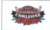 logo è formato dalla scritta BARBERIA CORLEONE in maiuscolo nella parte centrale. Il font utilizzato è Perpetua Titling MT logo è formato dalla scritta BARBERIA CORLEONE in maiuscolo nella parte centrale. Il font utilizzato è Perpetua Titling MT per il testo BARBERIA e Stencil Std Bold per il testo CORLEONE . Il testo CORLEONE ha sullo sfondo una pergamena. Nella parte superiore sono presenti 3 lettere ADM, il font utilizzato è Snell Roundhand. Sotto le lettere vi è la frase made in Corleone since 2013 il font utilizzato è Skia. Nella parte di destra e sinistra sono disegnati 2 rasoi, e 2 barber pole entrambi simmetrici. Nella parte inferiore vi sono disegnate 3 rose al centro con foglie di alloro. Il logo è formato dalla scritta BARBERIA CORLEONE in maiuscolo nella parte centrale. Il font utilizzato è Perpetua Titling MT