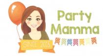 Party Mamma SINCE 2015 il marchio, su sfondo bianco, presenta sulla sinistra l immagine disegnata del busto di una mamma sorridente che Party Mamma SINCE 2015 marchio, su sfondo bianco, presenta sulla sinistra l immagine disegnata del busto di una mamma sorridente che indossa una maglietta verde. Sotto vi è la scritta di colore bianco e maiuscolo SINCE 2015 su nastro giallo. Sul nastro, vi è legato un filo, un palloncino. Entrambi, palloncino e filo, sono di colore arancione. Nella destra vi è la scritta a caratteri grandi e di colore verde Party mamma, con le iniziali in maiuscolo. Al di sotto della scritta, attaccate ad un filo curvo, vi sono sette bandierine colorate, di colori diversi e alternate: una a pois pallini bianchi, ed una a strisce obblique di colore bianco. Iniziano e terminano a pois. Party Mamma SINCE 2015il marchio, su sfondo bianco, presenta sulla sinistra l immagine disegnata del busto di una mamma sorridente che