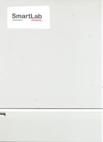 Trattasi di marchio che si compone di una parte descrittiva e di una figurativa: la parte descrittiva è rappresentata dalla scritta in nero SmartLab che tradotta dall inglese all italiano significa laboratorio intelligente . La lettera S e la lettera L vengono rappresentate in maiuscolo rispetto alle altre lettere. Sotto questa scritta si trova l elemento figurativo che viene rappresentato da una linea colorata: il primo tratto è di colore verde, il secondo tratto è di colore bianco e il verso tratto è di colore rosso. All interno, questa linea, È attraversata da un altra linea parallela di colore bianco. Trattasi di marchio che si compone di una parte descrittiva e di una figurativa: la parte descrittiva è rappresentata dalla scritta in nero SmartLab che tradotta dall inglese all italiano significa laboratorio intelligente . La lettera S e la lettera L vengono rappresentate in maiuscolo rispetto alle altre lettere. Sotto questa scritta si trova l elemento figurativo che viene rappresentato da una linea colorata: primo tratto è di colore verde, il secondo tratto è di colore bianco e il verso tratto è di colore rosso. All interno, questa linea, È attraversata da un altra linea parallela di colore bianco. Trattasi di marchio che si compone di una parte descrittiva e di una figurativa: la parte descrittiva è rappresentata dalla scritta in nero SmartLab che tradotta dall inglese all italiano significa laboratorio intelligente . La lettera S e la lettera L vengono rappresentate in maiuscolo rispetto alle altre lettere. Sotto questa scritta si trova l elemento figurativo che viene rappresentato da una linea colorata: il primo tratto è di colore verde, il secondo tratto è di colore bianco e il verso tratto è di colore rosso. All interno, questa linea, È attraversata da un altra linea parallela di colore bianco.