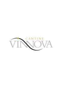 marchio/logotipo Cantine Vin Nova, si compone di due parole, una identifica la tipologia di attività, ovvero cantine, e l altra marchio/logotipo Cantine Vin Nova, si compone di due parole, una identifica la tipologia di attività, ovvero cantine, e l altra di fantasia vin nova. Il marchio/logotipo è composto su due righe, dove sopra la scritta vin nova è posta la parola cantine, tutto scritto in maiuscolo con un font aggraziato della famiglia dei transizionali. A rendere tutto più armonico, un segno grafico sottile e sinuoso, che rappresenta un flusso, attraversa la scritta in maniera trasversale, partendo dalla v iniziale tagliando la n e finendo in basso alla seconda v. Il marchio, può essere rappresentato in positivo o negativo, in bianco e nero e/o a colori. Il marchio/logotipo Cantine Vin Nova, si compone di due parole, una identifica la tipologia di attività, ovvero cantine, e l altra