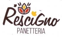 logo è rappresentato da una scritta centrale Rescigno con la lettera R e la lettere G di maggiori dimensioni. La logo è rappresentato da una scritta centrale Rescigno con la lettera R e la lettere G di maggiori dimensioni. La scritta è di colore marrone pantone C:45-M:73-Y:79-K:71, al di sopra della scritta ci sono tre spighe di diverse dimensioni. La prima al di sopra della lettera R, di colore marrone pantone C: 45-M:73-Y:79-K:71, la seconda di dimensioni più grandi è inserita tra delle virgolette. Il contorno è marrone pantone C:45-M:73-Y:79-K:71 mentre i due petali alla base sono di un arancio scuro pantone C:6-M:90-Y:100-K:1, quello in alto è di un giallo ocra pantone:C:0-M:34-Y:94-K:0 . Un ultima si trova sopra la lettera I ed è di un giallo ocra pantone: C:0-M:34-Y:94-K:0 . Al di sotto della scritta Rescigno, c è la scritta panetteria in minuscolo color marrone Pantone: C:45-M:73-Y:79-K:71 Il logo è rappresentato da una scritta centrale Rescigno con la lettera R e la lettere G di maggioridimensioni. La