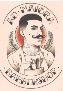 AD MAIORA BARBER SHOP marchio figurativo a tre colori rosso giallo e celeste rappresentante un uomo di profilo con baffi MAIORA BARBER SHOP marchio figurativo a tre colori rosso giallo e celeste rappresentante un uomo di profilo con baffi e grembiule con attrezzi per barbiere; in lato la scritta ad maiora e in basso barber shop AD MAIORA BARBER SHOP marchio figurativo a tre colori rosso giallo e celeste rappresentante un uomo di profilo con baffi