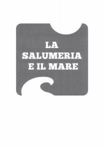 marchio consiste nella dicitura La salumeria e il mare a carattere di fantasia. Il lobo consiste in un quadrato Il marchio consiste nella dicitura La salumeria e il mare a carattere di fantasia. Il lobo consiste in un quadrato con angoli arrotondati, nel lato inferiore è intagliata una forma che simula un ONDA, nel lato superiore è intagliato un semicerchio che simbolizza un SALAME, mentre al centro è riportata la dicitura LA SALUMERIA E IL MARE
