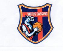 VIRTUS CASSINO-SCUDETTO SIMMETRICO, LEGGERMENTE CONCAVO NELLA PARTE SUPERIORE E NEI LATI DESTRO E SINISTRO, CONTORNATO DA STRISCIA SOTTILE DI COLORE VIRTUS CASSINO-SCUDETTO SIMMETRICO, LEGGERMENTE CONCAVO NELLA PARTE SUPERIORE E NEI LATI DESTRO E SINISTRO, CONTORNATO DA STRISCIA SOTTILE DI COLORE BLU, DA UNA STRISCIA IMMEDIATAMENTE INTERNA DI COLORE ARANCIO DI SPESSORE DOPPIO RISPETTO ALLA PRECEDENTE ED ALTRA STRISCIA IMMEDIATAMENTE INTERNA PIU SOTTILE DELLE PRECEDENTI E SPESSA QUANTO LA META DELLA PRIMA, DI COLORE BIANCO. LO SCUDETTO, CONTENENTE UNA CROCE ROSSA SU FONFO BLU ASIMMETRICA E DECENTRATA VERSO LA DESTRA E L ALTO. SUL BRACCIO ORIZZONTALE DELLA CROCE ROSSA E PRESENTE LA SCRITTA VIRTUS CASSINO DI COLORE BIANCO ALLINEATA VERSO DESTRA ED AMPIA QUANTO I 4/5 DELL INTERA LUNGHEZZA DEL BRACCIO ORIZZONTALE, SULLA PARTE RESTANTE DELLO SCUDETTO, A PARTIRE DAL BASSO A SINISTRA, E RAFFIGURATA LA PARTE SUPERIORE DEL CORPO DI UN LUPO IN POSIZIONE ERETTA, ORIENTATO A 3/4 VERSO LA DESTRA DELL OSSERVATORE, DI COLORE BIANCO, AZZURRO E NERO CHE DIGRIGNA I DENTI, CHE INDOSSA UNA CANOTTIERA DI COLORE ROSSO E NERO, CHE IMPUGNA UNA PALLA DA BASKET DI COLORE ARANCIO, STESSA TONALITA DELLA PARTE CENTRALE DEL CONTORNO DELLO SCUDETTO. VIRTUS CASSINO-SCUDETTO SIMMETRICO, LEGGERMENTE CONCAVO NELLA PARTE SUPERIORE E NEI LATI DESTRO E SINISTRO, CONTORNATO DA STRISCIA SOTTILE DI COLORE