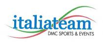 italiateam scritto in blu su sfondo bianco con 2 linee ondulate di colore rosso e verde che attraversano la scritta italiateam scritto in blu su sfondo bianco con 2 linee ondulate di colore rosso e verde che attraversano la scritta partendo dal basso verso l alto da sinistra a destra. Sotto la scritta italiateam appare anche la dicitura DMC Sports Events in nero La traduzione dei termini stranieri è la seguente: Organizzatore di attivita turistiche, sportive ed eventi. italiateam scritto in blu su sfondo bianco con 2 linee ondulate di colore rosso e verde che attraversano la scritta