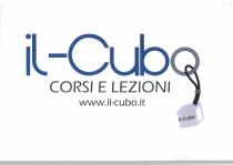 marchio si compone di una scritta il-Cubo, la stessa si presenta in stampatello minuscolo ad esclusione della lettera C marchio si compone di una scritta il-Cubo, la stessa si presenta in stampatello minuscolo esclusione della lettera C della parola Cubo, tra la parola il e Cubo troviamo un trattino, tutta la scritta è di colore blu, compreso il trattino, ad esclusione della lettera o di Cubo che è di colore grigio con i bordi blu, attaccato alla lettera o, vi è un portachiavi con un cordino nero al quale vi è attaccato un cubo di colore grigio, con all interno una scritta di colore nero il-Cubo . Sotto la scritta Il-Cubo, ne troviamo altre due, la prima in stampatello maiuscolo di colore nero, che riporta le parole CORSI E LEZIONI, a capo, sempre in nero ma in stampatello minuscolo troviamo la scritta www.il-cubo.it. Il marchio si compone di una scritta il-Cubo, la stessa si presenta in stampatello minuscolo ad esclusione della lettera C