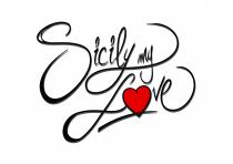 logo consiste in una struttura sostanzialmente curvilinea, formata da tre parole Sicily my love realizzate con un tratto calligrafico logo consiste in una struttura sostanzialmente curvilinea, formata da tre parole Sicily my love realizzate con un tratto calligrafico vettoriale, tracciato a mano mediante l ausilio di una tavoletta grafica. Il carattere pertanto non è un font di default nè tantomeno un font free downlodal web. La lettera O di Love è sostituita da un cuore campito cromaticamente in rosso vivo. La scritta Sicily My love è di colore nero con ombre di colore grigio. Il logo consiste in una struttura sostanzialmente curvilinea, formata da tre parole Sicily my love realizzate con un tratto calligrafico