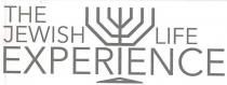 THE JEWISH LIFE EXPERIENCE le parole the jewish life experience sono suddivise su tre righe. la lettera i al centro THE JEWISH LIFE EXPERIENCE le parole the jewish life experience sono suddivise su tre righe. la lettera i al centro della parola experience e sormontata dai 7 bracci di un candelabro che insieme formano una menora candelabro ebraico THE JEWISH LIFE EXPERIENCE le parole the jewish life experience sono suddivise su tre righe. la lettera i al centro