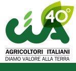 Cia - AGRICOLTORI ITALIANI DIAMO VALORE ALLA TERRA 40 figurativo Logotipo di Cia - AGRICOLTORI ITALIANI DIAMO VALORE ALLA TERRA 40 Anno è costituito dalla scritta CiA stilizzata come un unico segno grafico, di colore Pantone 349 C - CMYK 90 32 93 24 - RGB 3 105 55. Sulla i insistono due foglioline stilizzate di forma ellittica, poste in diagonale. Esse vanno dal basso verso l alto partendo da sinistra verso destra; sono di colore Pantone 360 C - CMYK 61 0 86 0 - RGB 113 184 76. All apice alto della A sono sovrapposte due foglie di colore Verde sfumato a tre gradazioni di colore, con un effetto di trasparenza, nelle quali campeggia la scritta 40 di colore Bianco CMYK 0 0 0 0 - RGB 255 255 255. Sotto questi elementi troviamo una sottile linea orizzontale, della stessa lunghezza della scritta CiA, sotto la quale è posta la scritta AGRICOLTORI ITALIANI in grassetto. Al di sotto di tale scritta persiste un ulteriore linea, uguale alla precedente e sotto a quest ultima è presente la scritta DIAMO VALORE ALLA TERRA di spessore sottile. Sia le scritte che le linee sono di colore Nero CMYK 0 0 0 100 - RGB 29 29 27. Cia - AGRICOLTORI ITALIANI DIAMO VALORE ALLA TERRA 40 figurativo