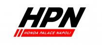 dicitura HPN HONDA PALACE NAPOLI ; la dicitura è disposta su due righe ed è scritta con caratteri maiuscoli di fantasia. dicitura HPN HONDA PALACE NAPOLI ; la dicitura è disposta su due righe ed è scritta con caratteri maiuscoli di fantasia. Le lettere hpn occupano la prima riga e sono scritte con caratteri di colore nero parzialmente inclinati in stile corsivo ; la dicitura honda palace napoli è di colore bianco ed è contenuta in un rettangolo di colore rosso affiancato sulla sinistra da due rettangolini verticali inclinati anch essi di colore rosso. Anche quest ultima dicitura risulta parzialmente inclinata in stile corsivo . dicitura HPN HONDA PALACE NAPOLI ; la dicitura è disposta su due righe ed è scritta con caratteri maiuscoli di fantasia.