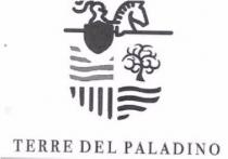 Marchio figurativo consistente nella rappresentazione grafica stilizzata perimetrale di uno scudo. Nella parte alta dello scudo e riprodotto un cavaliere/paladino Marchio figurativo consistente nella rappresentazione grafica stilizzata perimetrale di uno scudo. Nella parte alta dello scudo e riprodotto un cavaliere/paladino che indossa un elmo al cui elmo sono attaccate due frange, esso è riprodotto atto a galoppare sul suo cavallo con in mano lato destro imbracciando una lancia ed un piccolo scudo. Sotto di esso sono posti, a completare e racchiudere tutto il perimetro dello scudo oggetto del marchio quattro zone di disegno, atte a rappresentare rispettivamente: la prima posta in alto a sinistra, formata da quattro linee orizzontali tratteggianti le prime due vanno al disotto dello scudo del cavaliere/paladino a rappresentare il cielo; in alto a destra vi è riprodotto una rappresentazione grafica di un albero solo con rami di forma tondeggiante; in basso a sinistra a formare la meta della punta finale dello scudo troviamo cinque linee tratteggianti riprodotte in senso verticale rappresentanti la madre terra; in basso a destra a formare la punta di destra quattro linee tratteggianti riprodotte in senso orizzontale atte a rappresentare le onde del mare. Sotto lo scudo, troviamo riprodotta la scritta riprodotta tutta in maiuscolo e con caratteri di fantasia: TERRE DEL PALADINO. Marchio figurativo consistente nella rappresentazione grafica stilizzata perimetrale di uno scudo. Nella parte alta dello scudo e riprodotto un cavaliere/paladino