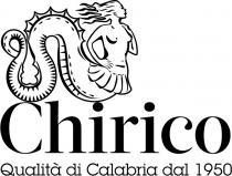 marchio è costituito dal nome Chirico scritto utilizzando un carattere tipografico con grazie. In alto a sinistra, attaccato al marchio è costituito dal nome Chirico scritto utilizzando un carattere tipografico con grazie. In alto a sinistra, attaccato al nome Chirico vi è il disegno stilizzato di una donna vista di profilo con i capelli al vento rappresentata in guisa di serpente marino. Sotto il marchio insiste la scritta Qualità di Calabria dal 1950 . Il marchio è costituito dal nome Chirico scritto utilizzando un carattere tipografico con grazie. In alto a sinistra, attaccato al