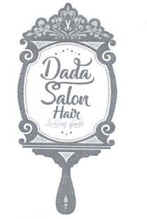 DADA SALON HAIR Looking glass il marchio e composto nella parte centrale da cinque parole una sotto l altra Dada Salon Hair Looking glass DADA SALON HAIR Looking glass marchio e composto nella parte centrale da cinque parole una sotto l altra Dada Salon Hair Looking glass le cui prime lettere D S H L delle prime quattro parole sono in carattere stampatello maiuscolo e le restanti parti di parole ada alon air ooking in carattere minuscolo cosi come l ultima parola glass . Le prime tre parole sono di colore grigio scuro mentre la quarta e la quinta parola di colore grigio chiaro. Attorno alle cinque parole si trovano dei punti di colore grigio scuro mentre sopra alla parola Dada e sotto la parola Looking glass sempre dei puntini di colore grigio scuro ma dalle dimensioni piu grandi. Le cinque parole sono all interno di uno specchio dalle forme arrotondate di colore grigio scuro e grigio chiaro e nella parte centrale superiore e raffigurata una forbice di colore bianco circondata da linee curve arrotondate e puntini entrambi di colore grigio scuro. All interno dello specchio lo sfondo e bianco e sono visibili dei raggi di colore grigio chiaro. Lo sfondo del marchio e di colore bianco. DADA SALON HAIR Looking glass il marchio e composto nella parte centrale da cinque parole una sotto l altra Dada Salon Hair Looking glass