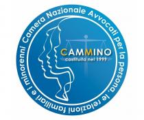 marchio ha forma tonda, come di una medaglia, ed è composto da una corona esterna e da un area interna. marchio ha forma tonda, come di una medaglia, ed è composto da una corona esterna e da un area interna. Le due aree sono delimitate da una linea bianca. Predomina il colore azzurro, con gradazione da più scuro in basso a sinistra a più chiaro in alto a destra . Nella corona esterna, in senso orario, la scritta in bianco Camera Nazionale Avvocati per la persona, le relazioni familiari e i minorenni . Nell area interna, parte sinistra, tre linee bianche che partono da un comune punto di origine in basso, si intersecano, poi si separano e delineano tre profili di persone affiancate: di un bambino, di una donna e di un uomo. Nella parte destra dell area interna, sullo sfondo la Bilancia della Giustizia, sfumata, e in primo piano la scritta CAMMINO costituita nel 1999, in bianco salvo la lettera C e la prima lettera M della parola CAMMINO, in ocra. Il marchio ha forma tonda, come di una medaglia, ed è composto da una corona esterna e da un area interna.