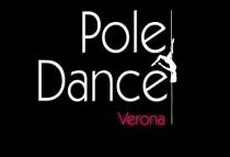 Pole dance Verona Il marchio è così composto: su sfondo nero le parole, poste alla sinistra del disegno, sono le seguenti: Pole dance Verona marchio è così composto: su sfondo nero le parole, poste alla sinistra del disegno, sono le seguenti: Pole Dance nel colore bianco e Verona in colore rosso. Poi una figura raffigurante una ragazza, a testa in giù, attaccata un palo verticale di colore bianco. Pole dance VeronaIl marchio è così composto: su sfondo nero le parole, poste alla sinistra del disegno, sono le seguenti