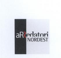 ARREDATORI NORDEST. II logo è quadrato diviso in due rettangoli verticali :il primo di sinistra è di colore antracite e ARREDATORI NORDEST. II logo è quadrato diviso in due rettangoli verticali :primo di sinistra è di colore antracite e occupa il 32 la banda a destra è il 68 di colore grigio. All interno del quadrato in posizione orizzontale si legge la scritta aRRedatori NORDEST . Dettagli la a e in minuscolo di colore grigio IR maiuscolo grigio / R maiuscolo colore rosso il resto e d a t o rj in minuscolo di colore antracite con caratteri tagliati in altezza. NORD EST è in maiuscolo di colore antracite ed è posta sotto la scritta arredatori occupa solo il rettangolo grigio perla. COLORI: Grigio Antracite -Rosso fuoco -bianco grigio- ARREDATORI NORDEST. II logo è quadrato diviso in due rettangoli verticali :il primo di sinistra è di colore antracite e