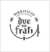 marchio consiste in un logo circolare composto nella parte inferiore da un semicerchio che richiama il cingolo di un marchio consiste in un logo circolare composto nella parte inferiore da un semicerchio che richiama il cingolo di un saio, interrotto da una piccola t scura che potrebbe richiamare un TAU. Sopra tale semicerchio sono posti, da entrambi i lati e simmetricamente due motivi vegetali. Il semicerchio superiore è costituito invece dalla scritta BIRRIFICIO ARTIGIANALE in caratteri di fantasia, dove la parola birrificio è posta sopra la parola artigianale . Nella parte centrale è posta la dicitura due frati in caratteri di fantasia ed in grassetto, dove la dicitura due è posto sopra la dicitura frati . Tra le due denominazioni si trova un altro motivo vegetale. Tra la parola frati e la piccola t che richiama un TAU è inserito un motivo stellare. Il marchio consiste in un logo circolare composto nella parte inferiore da un semicerchio che richiama il cingolo di un