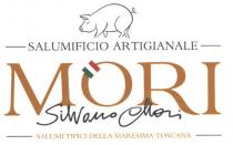 SCRITTA MORI CENTRALE CHE STA AD INDICARE SILVANO MORI, PRESENTE SUBITO SOTTO. SOPRA LA O TROVIAMO UNA BANDIERA A TRE SCRITTA MORI CENTRALE CHE STA INDICARE SILVANO MORI, PRESENTE SUBITO SOTTO. SOPRA LA O TROVIAMO UNA BANDIERA A TRE BANDE VERTICALI. AL DI SOPRA E PRESENTE LA FIGURA DI UN MAIALE STILIZZATO DOVE E PRESENTE ANCHE LA SCRITTA SALUMIFICIO ARTIGIANALE . ALLA BASE DEL MARCHIO VI COMPARE LA SCRITTA SALUMI TIPICI DELLA MAREMMA TOSCANA . SCRITTA MORI CENTRALE CHE STA AD INDICARE SILVANO MORI, PRESENTE SUBITO SOTTO. SOPRA LA O TROVIAMO UNA BANDIERA A TRE