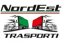 NORD EST TRASPORTI SRL Il marchio consiste nella dicitura Nordest trasporti disposta su due righe di colore nero su sfondo bianco. In NORD EST TRASPORTI SRL marchio consiste nella dicitura Nordest trasporti disposta su due righe di colore nero su sfondo bianco. In dettaglio nella parte superiore abbiamo la dicitura NORD EST con due striscie verdi e rosse alla base . nella parte inferiore la dicitura TRASPORTI . Al centro abbiamo due immagini che raffigurano due autocarri posti uno a fianco all altro . Quello destro ha la furgonatura rossa e quello sinistro verde. NORD EST TRASPORTI SRLIl marchio consiste nella dicitura Nordest trasporti disposta su due righe di colore nero su sfondo bianco.In