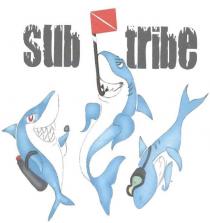 SUB TRIBE scritta sub tribe in grigio con effetto gocce nella parte superiore squalo sinistra con bombola ed erogatore in SUB TRIBE scritta sub tribe in grigio con effetto gocce nella parte superiore squalo sinistra con bombola ed erogatore in mano squalo centrale con boccaglio in bocca e bandiera suba rossa con banda bianca diagonale da angolo in lato a sinistra angolo in basso a destra squalo destra testa in basso con maschera sugli occhi SUB TRIBE scritta sub tribe in grigio con effetto gocce nella parte superiore squalo sinistra con bombola ed erogatore in