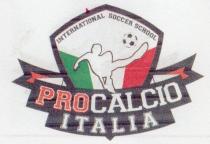 PRO CALCIO SOCCER SCHOOL ITALIA - Pro calcio Soccer School Italia è stato realizzato secondo la classica forma dello scudetto. PRO CALCIO SOCCER SCHOOL ITALIA - Pro calcio Soccer School Italia è stato realizzato secondo la classica forma dello scudetto. La linea è definita, semplice e d impatto alla vista, con un calciatore in rovesciata che indicizza marchio verso il settore calcistico. Chiaro è il tricolore alle spalle di esso che rimanda al made in Italy . Il font scelto, varsity regular, è strettamente collegato ai classici college americani per indicare l atmosfera che si respira all interno dell ambiente Pro Calcio . PRO CALCIO SOCCER SCHOOL ITALIA - Pro calcio Soccer School Italia è stato realizzato secondo la classica forma dello scudetto.