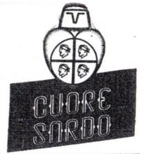 La scritta CUORE SARDO si presenta in carattere stampatello di colore nero bordata di colore bianco, su uno sfondo di La scritta CUORE SARDO si presenta in carattere stampatello di colore nero bordata di colore bianco, su uno sfondo di colore nero. La bordatura bianca delle lettere C-R-E presenta un triangolo bianco a sinistra della stessa lettera. La bordatura bianca delle lettere U-A-O-D-O presenta un triangolo bianco a sinistra e a destra della stessa lettera. Nella parte alta della scritta CUORE SARDO è raffigurata una testa su un cuore. Il cuore contiene un cerchio diviso in quattro parti con il profilo della faccia di quattro uomini che portano una fascia sulla fronte.