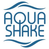 Dicitura AQUA SHAKE ; la dicitura è disposta su due righe ed è scritta con caratteri di fantasia di colore blu. Dicitura AQUA SHAKE ; la dicitura è disposta su due righe ed è scritta con caratteri di fantasia di colore blu. Sia superiormente che inferiormente alla dicitura sono rappresentate due linee ondulate di colore blu, ciascuna di forma vagamente sinusoidale. Dicitura AQUA SHAKE ; la dicitura è disposta su due righe ed è scritta con caratteri di fantasia di colore blu.