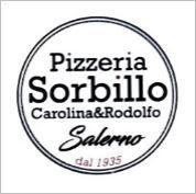 MARCHIO FIGURATIVO COME DA MODELLO ALLEGATO, COMPOSTO DALLA PAROLA IN STAMPATELLO PIZZERIA DI COLORE NERO IN CUI I MARCHIO FIGURATIVO COME DA MODELLO ALLEGATO, COMPOSTO DALLA PAROLA IN STAMPATELLO PIZZERIA DI COLORE NERO IN CUI I PUNTINI SULLE LETTERE I SONO DI COLORE ROSSO - AL DI SOTTO LA PAROLA SORBILLO DI COLORE NERO IN CUI PUNTINO SULLA LETTERA I E DI COLORE ROSSO - SOTTO ANCORA I DUE NOMI IN STAMPATELLO MINUSCOLO DI COLORE NERO CAROLINA RODOLFO -SOTTO ANCORA IN CORSIVO LA PAROLA SCRITTA IN COLORE NERO SALERNO - SOTTO A TUTTO IN COLORE ROSSO LA SCRITTA DAL 1935 - IL TUTTO INSCRITTO IN DUE CERCHI CONCENTRICI DI COLORE NERO MARCHIO FIGURATIVO COME DA MODELLO ALLEGATO, COMPOSTO DALLA PAROLA IN STAMPATELLO PIZZERIA DI COLORE NERO IN CUI I