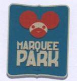 MARQUEE PARK - Stemma rettangolare di colore blu 326C . In alto raffigurato il volto di un topo visto frontalmente di MARQUEE PARK - Stemma rettangolare di colore blu 326C . In alto raffigurato volto di un topo visto frontalmente di colore rosso 7417C e giallo 7500C e con una benda sugli occhi. In basso le parole di colore giallo 7500C MARQUEE PARK una sull altra, prima Marquee e Park a seguire, della stessa larghezza. MARQUEE PARK - Stemma rettangolare di colore blu 326C . In alto raffigurato il volto di un topo visto frontalmente di