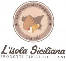 DALLA SICILIA AL CONSUMATORE DA 1964 L ISOLA SICILIANA PRODOTTI TIPICI SICILIANI cerchio marrone chiaro, nella parte più esterna ci sono DALLA SICILIA AL CONSUMATORE DA 1964 L ISOLA SICILIANA PRODOTTI TIPICI SICILIANI cerchio marrone chiaro, nella parte più esterna ci sono le scritte di colore marrone scuro, dalla sicilia al consumatore tra le due stelle a cinque punte a seguire sempre esternamente la scritta dal 1964 . all interno del cerchio ci sono tre figure, un arancino siciliano, un cannolo siciliano con la ciliegia rossa su ricotta bianca e dietro la figura della regione sicilia come da cartina geografica. sotto al cerchio in orizzontale c e la scritta in corsivo di colore marrone scuro l isola siciliana e sotto in maiuscolo sempre di colore marrone scuro la scritta prodotti tipici siciliani DALLA SICILIA AL CONSUMATORE DA 1964 L ISOLA SICILIANA PRODOTTI TIPICI SICILIANI cerchio marrone chiaro, nella parte più esterna ci sono