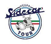 marchio è costituito da un disegno composto da uno scooter Vespa di colore bianco e grigio affiancata dall immagine di marchio è costituito da un disegno composto da uno scooter Vespa di colore bianco e grigio affiancata dall immagine di un sidecar, avente i medesimi colori. Il disegno è situato all interno di un cerchio di colore azzurro, all esterno del quale appare un altro cerchio di colore blu, che risulta interrotto, nella parte superiore, dalla scritta VESPA . Al di sopra del disegno appare la parola Sidecar in caratteri di fantasia, che taglia entrambi i cerchi nella parte superiore, mentre, al di sotto del disegno, appare la parola TOUR con caratteri di fantasia in stampatello maiuscolo. Sul retro del disegno sono visibili tre linee orizzontali di colore verde, bianco e rosso mentre, nella parte superiore della lettera r che compone la parola Sidecar, le medesime linee sono poste verticalmente. Tutte le parole sono di colore blu. Il marchio è costituito da un disegno composto da uno scooter Vespa di colore bianco e grigio affiancata dall immagine di