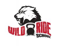 WILD RIDE SCHOOL Marchio figurativo contenente elementi verbali, come da figura allegata. La componente verbale è costituita dalle parole WILD RIDE SCHOOL Marchio figurativo contenente elementi verbali, come da figura allegata. La componente verbale è costituita dalle parole WILD RIDE SCHOOL, riprodotte su due distinti livelli verticali, con orientamento orizzontale ondulante da sinistra verso destra. Sul primo livello verticale è riprodotta la denominazione WILD RIDE, con lettere stilizzate, di colore rosso, in formato stampato maiuscolo. Sul secondo livello verticale, al di sotto della parola RIDE, è riprodotta la parola SCHOOL, di dimensione minore, con lettere stilizzate, di colore nero, in formato stampato maiuscolo. La componente grafica è costituita dal disegno stilizzato di un attrezzo ginnico posto tra la parola WILD e la parola RIDE e dal disegno stilizzato della testa di un felino con denti aguzzi posto al di sopra della componente verbale. WILD RIDE SCHOOL Marchio figurativo contenente elementi verbali, come da figura allegata. La componente verbale è costituita dalle parole