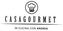 Marchio figurativo a colori composto essenzialmente da tre elementi: 1 scritta CASA GOURMET in caratteri di fantasia; 2 pay-off in Marchio figurativo a colori composto essenzialmente da tre elementi: 1 scritta CASA GOURMET in caratteri di fantasia; 2 pay-off in cucina con Andrea in caratteri di fantasia; 3 pittogramma raffigurante volto stilizzato di un cuoco con cappello da cucina, baffo ed orecchino cerchietto cfr allegato . I tre elementi sono raffigurabili sia in versione congiunta che singolarmente cfr allegati . Marchio figurativo a colori composto essenzialmente da tre elementi: 1 scritta CASA GOURMET in caratteri di fantasia; 2 pay-off in