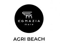 EGNAZIA MARE - AGRI BEACH - CERCHIO OVE E RAFFIGURATO UN CAPITELLO INTRECCIO DELLE 2 LETTERE INIZIALI E-M DI EGNAZIA EGNAZIA MARE - AGRI BEACH - CERCHIO OVE E RAFFIGURATO UN CAPITELLO INTRECCIO DELLE 2 LETTERE INIZIALI E-M DI EGNAZIA MARE CON SCRITTA SOTTOSTANTE COMPOSTA DA DUE RIGHE DI CUI LA PRIMA RIGA OVE E RIPORTATA LA PAROLA EGNAZIA IN STAMPATELLO MAIUSCOLO Font:Krona One - regular con personalizzazione del tracking in carattere maiuscolo E LA SECONDA RIGA CONTENENTE LA PAROLA mare IN CORSIVO MINUSCOLO Font:Montserrat - regular con personalizzazione del tracking . AL DI FUORI DEL SUDDETTO CERCHIO IN POSIZIONE SOTTOSTANTE FIGURA LA SCRITTA AGRI BEACH IN STAMPATELLO MAIUSCOLO Font:Montserrat - semibold EGNAZIA MARE - AGRI BEACH - CERCHIO OVE E RAFFIGURATO UN CAPITELLO INTRECCIO DELLE 2 LETTERE INIZIALI E-M DI EGNAZIA