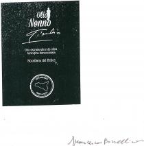 Azienda Agricola Agrituristica Casalicchio di Francesca Borsellino.Il marchio si presenta suddiviso in 3 blocchi grafici disposti centralmente. Il primo blocco, Azienda Agricola Agrituristica Casalicchio di Francesca Borsellino.marchio si presenta suddiviso in 3 blocchi grafici disposti centralmente. Il primo blocco, quello più in alto, indica il nome del prodotto, ossia Olio Nonno Giulio . La prima parte della scritta Olio nonno è rappresentata da un font corsivo e da una sagoma dello stesso colore della scritta olio di un contadino con un cappello che si appoggia con il fianco alla o finale di olio e con il piede alla o finale di nonno . La scritta Giulio è invece riprodotta in formato digitale direttamente dalla firma autentica di Giulio Cesare Viola, marito della titolare dell azienda.Nel blocco centrale, invece, campeggia la denominazione del prodotto e il tipo di oliva da cui è estratto: Olio extravergine da oliva biologica denocciolata Nocellara del Belice . La parola denocciolata è omessa nel caso in cui si tratti della varietà di olio biologico normale ossia, non denocciolato .Nel terzo blocco grafico, situato nella parte più bassa dell etichette, è apposto un bollino circolare al cui interno si iscrive il disegno della sagoma della Sicilia e, al di sopra di essa, la scritta 100 Biologico, mentre al di sotto Made in Sicily . Il marchio viene depositato in bianco e nero, ma si rivendicano tutt le varietà e combinazioni di colori. Azienda Agricola Agrituristica Casalicchio di Francesca Borsellino.Il marchio si presenta suddiviso in 3 blocchi grafici disposti centralmente. Il primo blocco