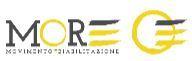 Dicitura MORE OE MOVIMENTO E RIABILITAZIONE ; la dicitura è scritta con caratteri di fantasia ed è disposta su due righe Dicitura MORE OE MOVIMENTO E RIABILITAZIONE ; la dicitura è scritta con caratteri di fantasia ed è disposta su due righe eccezione delle lettere oe che risultano poste sulla destra rispetto alle due righe di testo che accolgono la dicitura more movimento e riabilitazione . termine more occupa la prima riga ed è in duplice colore grigio grafite RGB 81,81,81 e giallo RGB 221,175,39 . In dettaglio, le lettere m ed r sono di colore grigio grafite mentre la lettera o è di colore giallo; la lettera e è invece rappresentata in forma semplificata da tre tratti orizzontali sovrapposti di cui quello superiore è di colore grigio grafite, mentre quelli inferiori sono di colore giallo. La dicitura movimento e riabilitazione occupa la seconda riga ed è scritta con caratteri di colore grigio grafite ad eccezione della lettera e di congiunzione, anch essa rappresentata in forma semplificata da tre tratti orizzontali sovrapposti di cui quello superiore di colore grigio grafite mentre i due inferiori di colore giallo. Le lettere oe poste sulla destra delle due descritte righe di testo, sono rispettivamente di colore giallo e, analogamente alle lettere e già descritte, in duplice colore grigio grafite e giallo. Dicitura MORE OE MOVIMENTO E RIABILITAZIONE ; la dicitura è scritta con caratteri di fantasia ed è disposta su due righe