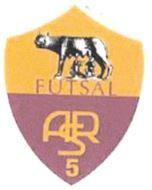 FUTSAL ASR 5 scudetto a forma barocco diviso a doppio colore arancio e rosso nelle quali viene ospitato il disegno FUTSAL ASR 5 scudetto a forma barocco diviso a doppio colore arancio e rosso nelle quali viene ospitato disegno della lupa romana, nella parte superiore appoggiato su una scritta FUTSAL che delinea la parte superiore dello scudetto. Nella parte inferiore troviamo le sigle e il numero che caratterizzano la denominazione dell associazione ASR 5. FUTSAL ASR 5 scudetto a forma barocco diviso a doppio colore arancio e rosso nelle quali viene ospitato il disegno
