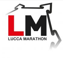 IL MARCHIO CONSISTE IN UNA FIGURA RAPPRESENTATA DALLA SCRITTA LM - LUCCA MARATHON . LA SIGLA LM ; PER QUANTO RIGUARDA MARCHIO CONSISTE IN UNA FIGURA RAPPRESENTATA DALLA SCRITTA LM - LUCCA MARATHON . LA SIGLA LM ; PER QUANTO RIGUARDA LA LETTERA L E DI COLORE ROSSO MENTRE LA LETTERA M E DI COLORE NERO. LA SIGLA E RACCHIUSA IN PARTE DA UN DISEGNO STILIZZATO RAPPRESENTATIVO DELLE MURA DI LUCCA DI COLORE NERO. ALLA BASE DELLA SIGLA VIENE RIPORTATA LA SCRITTA LUCCA MARATHON SEMPRE DI COLORE NERO. IL MARCHIO CONSISTE IN UNA FIGURA RAPPRESENTATA DALLA SCRITTA LM - LUCCA MARATHON . LA SIGLA LM ; PER QUANTO RIGUARDA