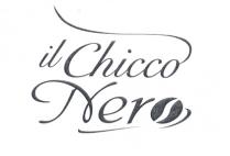 IL CHICCO NEROIl marchio, figurativo e verbale, è costituito dalla scritta Il Chicco Nero Font di fantasia che CHICCO NERO Il marchio, figurativo e verbale, è costituito dalla scritta Il Chicco Nero Font di fantasia che si estende su due livelli orizzontali immaginari e precisamente: sul primo il Chicco, mentre sul secondo Nero . Tutte le parole sono in minuscolo tranne le iniziali delle parole Chicco e Nero che sono maiuscole . La o di Chicco ha sulla destra in alto un prolungamento che in maniera sinuosa si svolge verso sinistra in prossimità della i dell articolo il . La o della parola Nero è data dalla rappresentazione di un chicco di caffè stilizzato, posto sopra a un cucchiaino. IL CHICCO NEROIl marchio, figurativo e verbale, è costituito dalla scritta Il Chicco Nero Font di fantasia che
