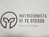 marchio è di forma tendenzialmente circolare, con un illustrazione centrale a forma di germoglio con 2 foglioline simmetriche a destra marchio è di forma tendenzialmente circolare, con un illustrazione centrale a forma di germoglio con 2 foglioline simmetriche a destra e sinistra, che rimangono all interno del cerchio . Da una visione più periferica si può evidenziare che nel complesso l immagine rappresenta un elmo di un guerriero. A destra la scritta su 2 righe, NUTRIZIONISTA DI TE STESSO. In una terza riga più piccolo il pay off Vinci la sfida Il marchio è di forma tendenzialmente circolare, con un illustrazione centrale a forma di germoglio con 2 foglioline simmetriche a destra
